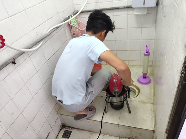 克拉玛依管道堵塞冒臭气 专业师傅现场解决问题