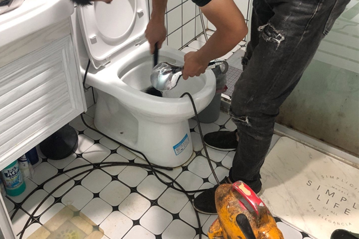 克拉玛依马桶堵塞自己疏通还是找师傅?专业上门服务让你省时更省心